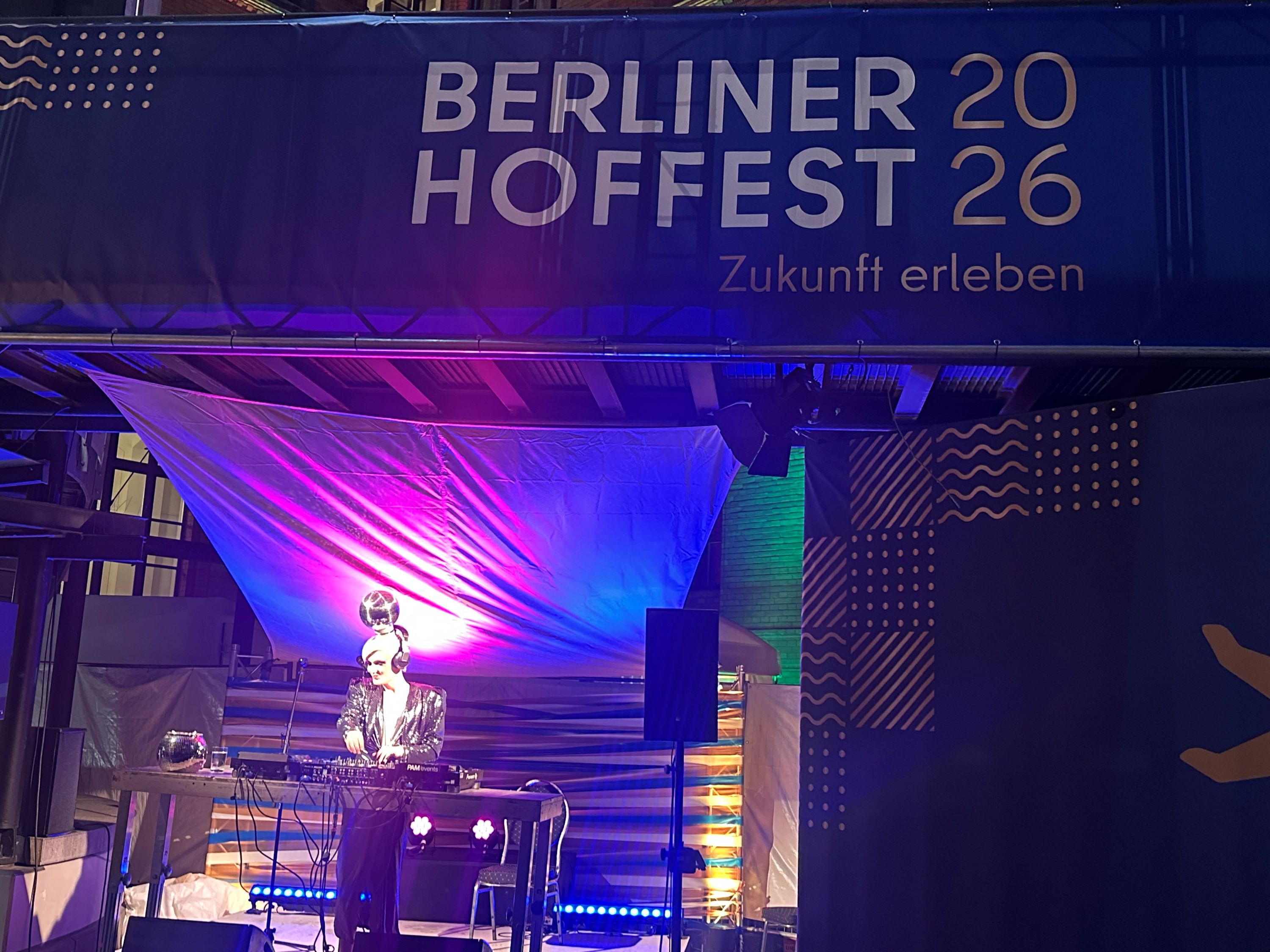 Berliner Hoffest bei Nacht: Mit DJane, Lichtstimmung und der Kulisse des Roten Rathauses bekam der Empfang des Regierenden Bürgermeisters am Abend fast Clubformat. Nur eben auf Berliner Art | BERLINboxx Evgenia Grabovska